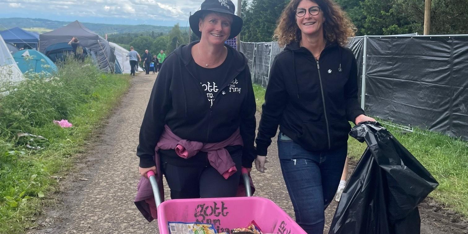 Silke Schmitz und Melanie Becker sammeln Lebensmittel auf den Zeltplätzen (c) Carolina Holbach Silke Schmitz und Melanie Becker sammeln Lebensmittel auf den Zeltplätzen