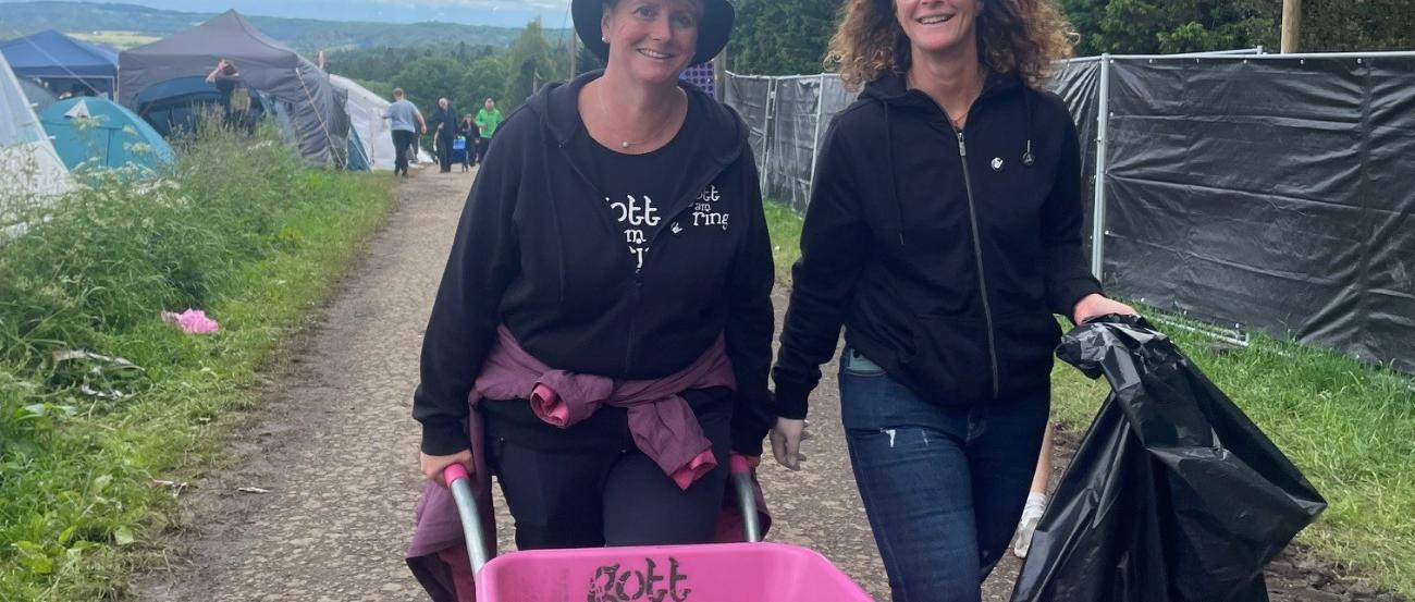 Silke Schmitz und Melanie Becker sammeln Lebensmittel auf den Zeltplätzen