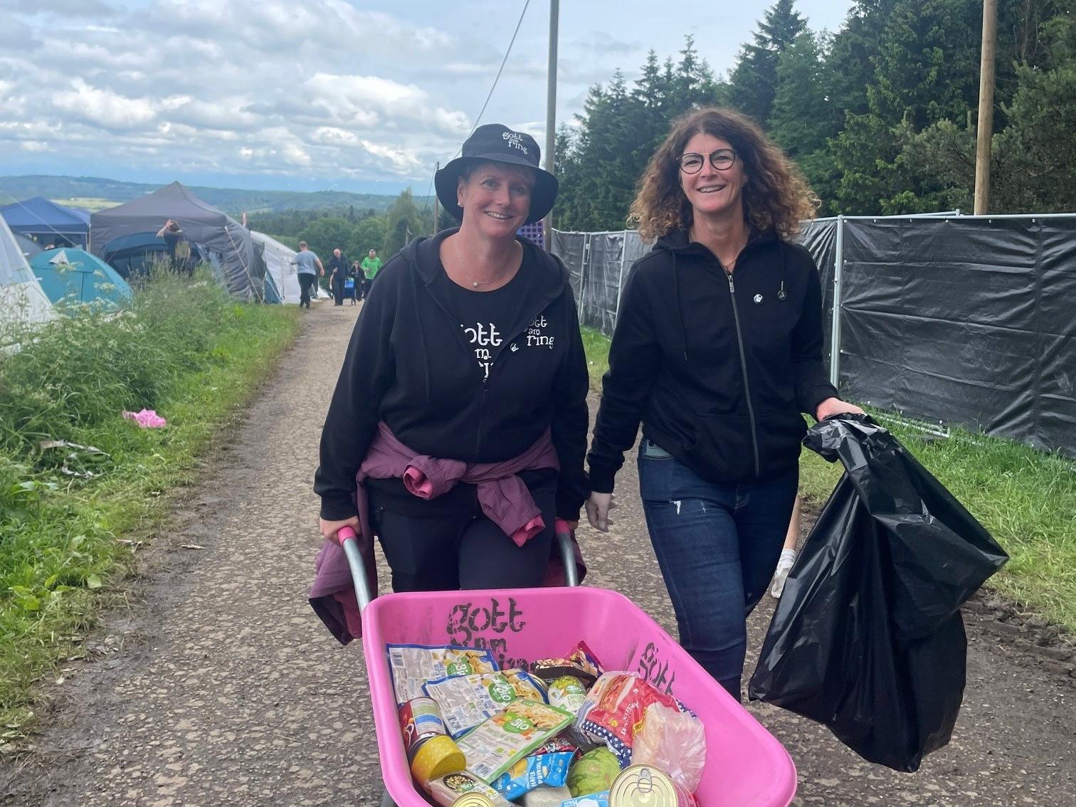 Silke Schmitz und Melanie Becker sammeln Lebensmittel auf den Zeltplätzen