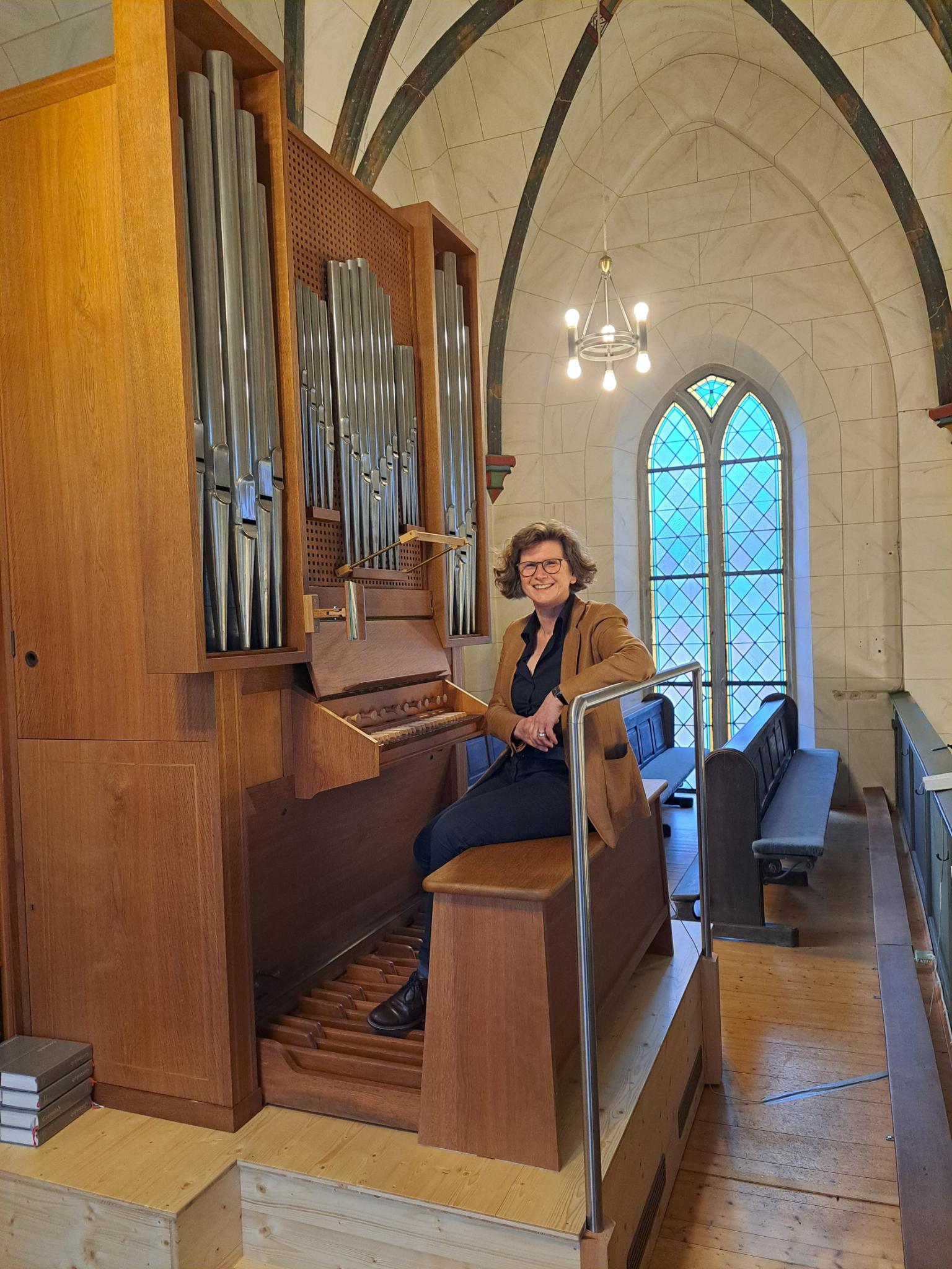 Organistin Silvia Groß spielt auf der neuen Orgel