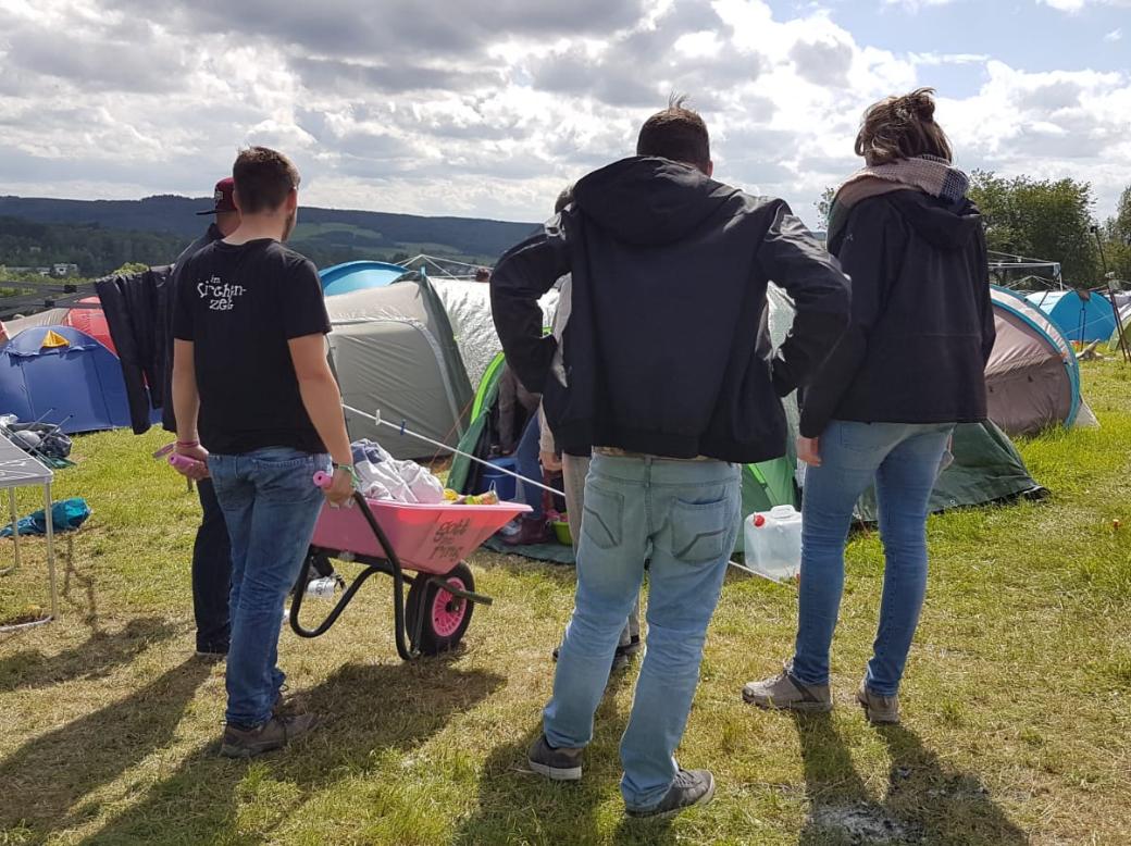 Lebensmittelsammlung mit der rose Schubkarre