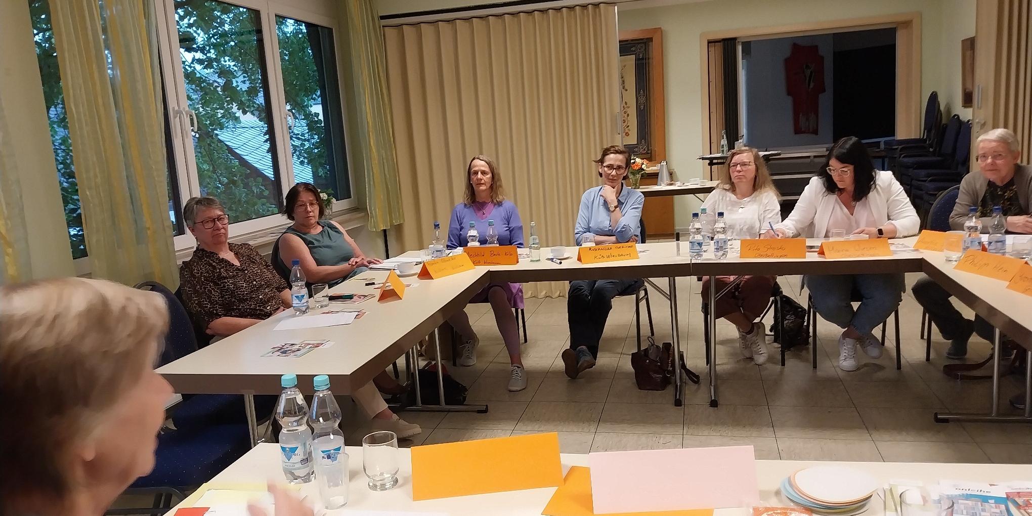 Das Team der Bücherei St. Martin Hillesheim berichtet über aktuelle Entwicklungen (c) Friederike Weber Das Team der Bücherei St. Martin Hillesheim berichtet über aktuelle Entwicklungen