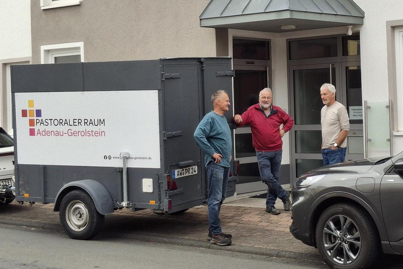 Die ehrenamtlichen Umzugshelfer Manfred Hellmann, Clemens Heintges und Günther Möller vor dem neuen Pfarrbüro in Lissendorf