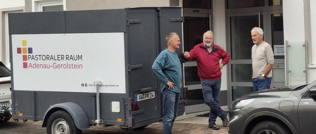 Die ehrenamtlichen Umzugshelfer Manfred Hellmann, Clemens Heintges und Günther Möller vor dem neuen Pfarrbüro in Lissendorf
