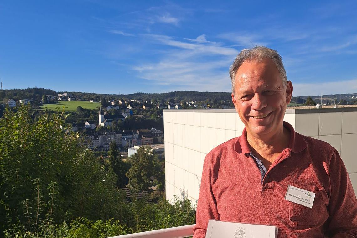 Das Bild zeigt Krankenhausseelsorger Carlo Fischer-Peitz mit der bischöflichen Beauftragungsurkunde