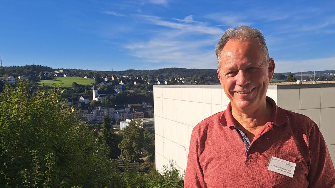 Das Bild zeigt Krankenhausseelsorger Carlo Fischer-Peitz mit der bischöflichen Beauftragungsurkunde