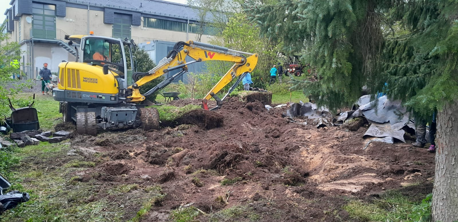 Ein Bagger entfernt das alte Hochbeet