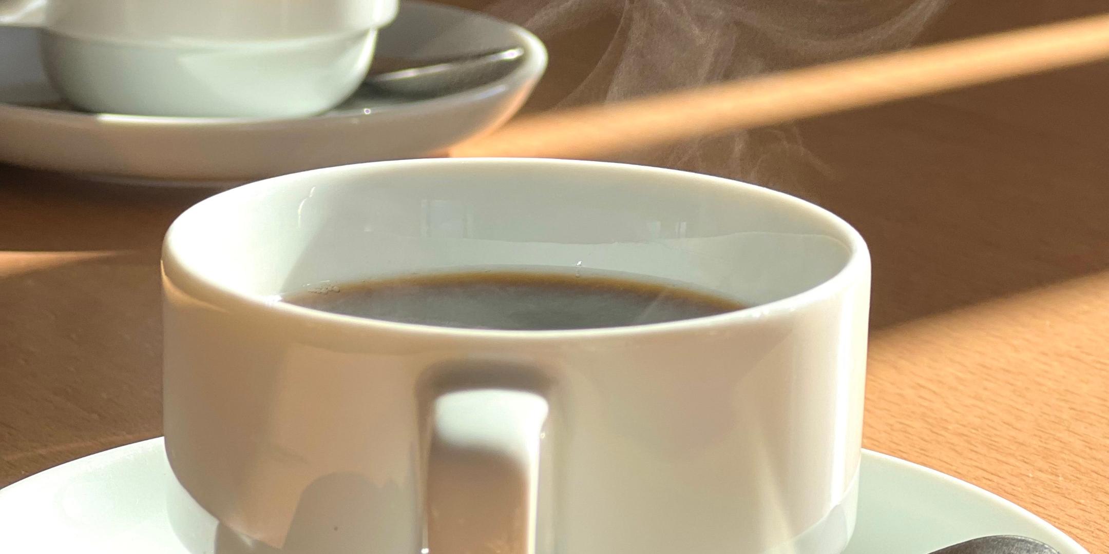 Dampfende Kaffeetassen