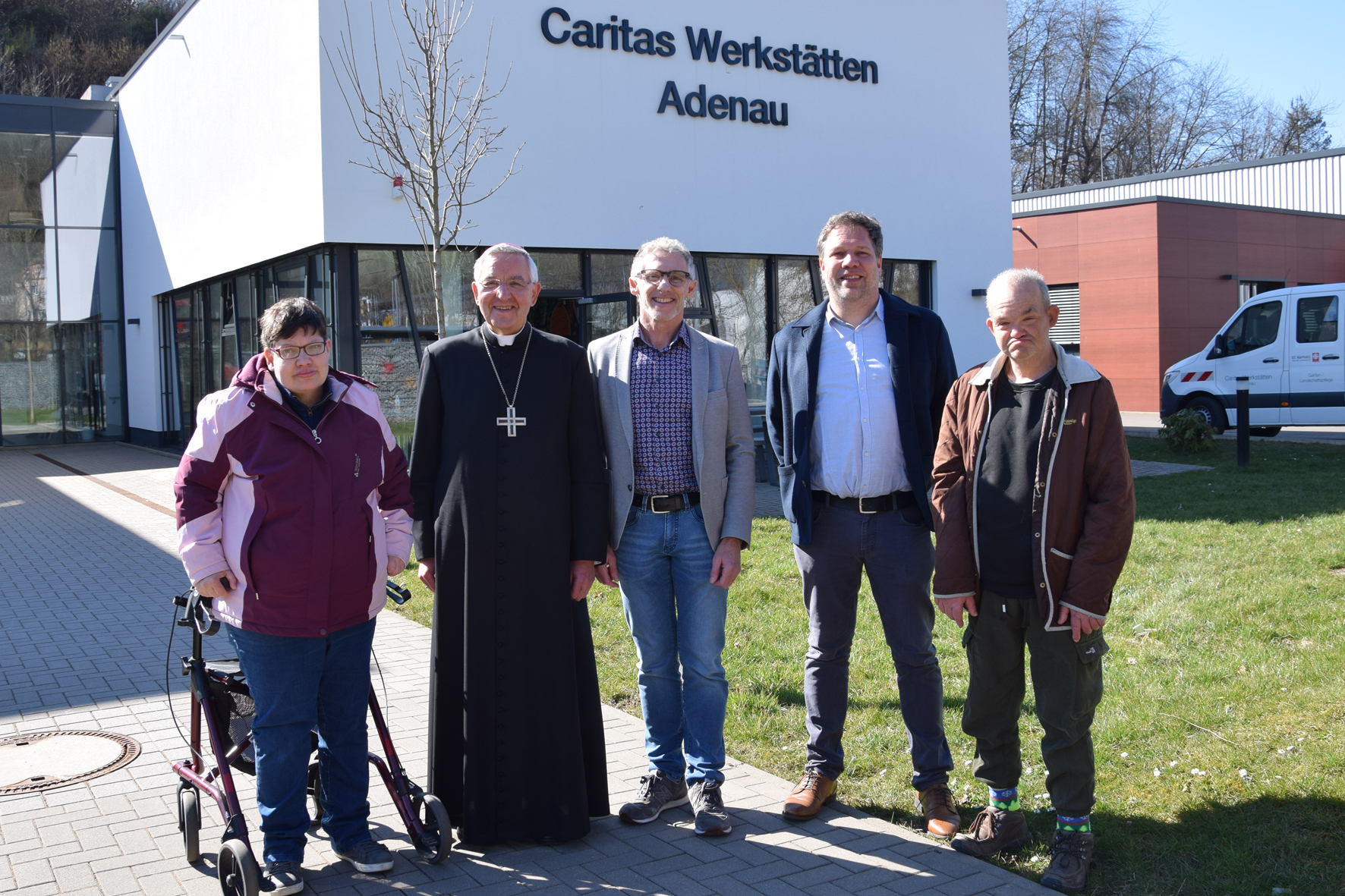 Von links: Werkstattbeschäftigte Elke Bell, Weihbischof em. Franz Josef Gebert, Prokurist Franz Josef Bell, Betriebsstättenleiter Johannes Haubrich, Werkstattbeschäftigter Werner Schüller