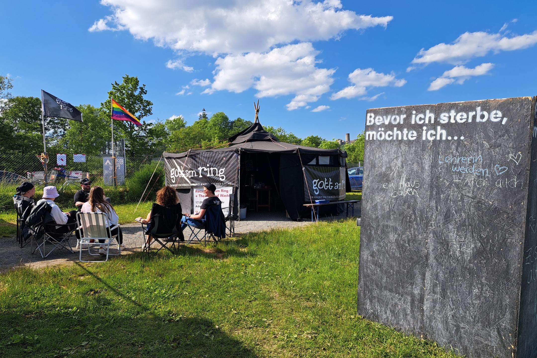 Lockere Gespräche vor dem Gott-am-Ring-Zelt.