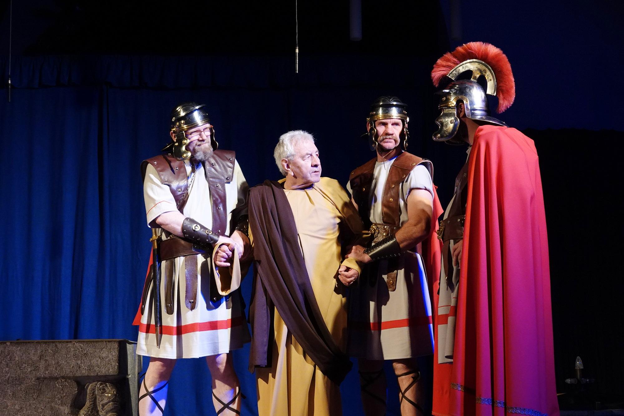 Szene aus dem Passionsspiel in Schuld: Nur knapp entgeht Petrus seiner Verhaftung.