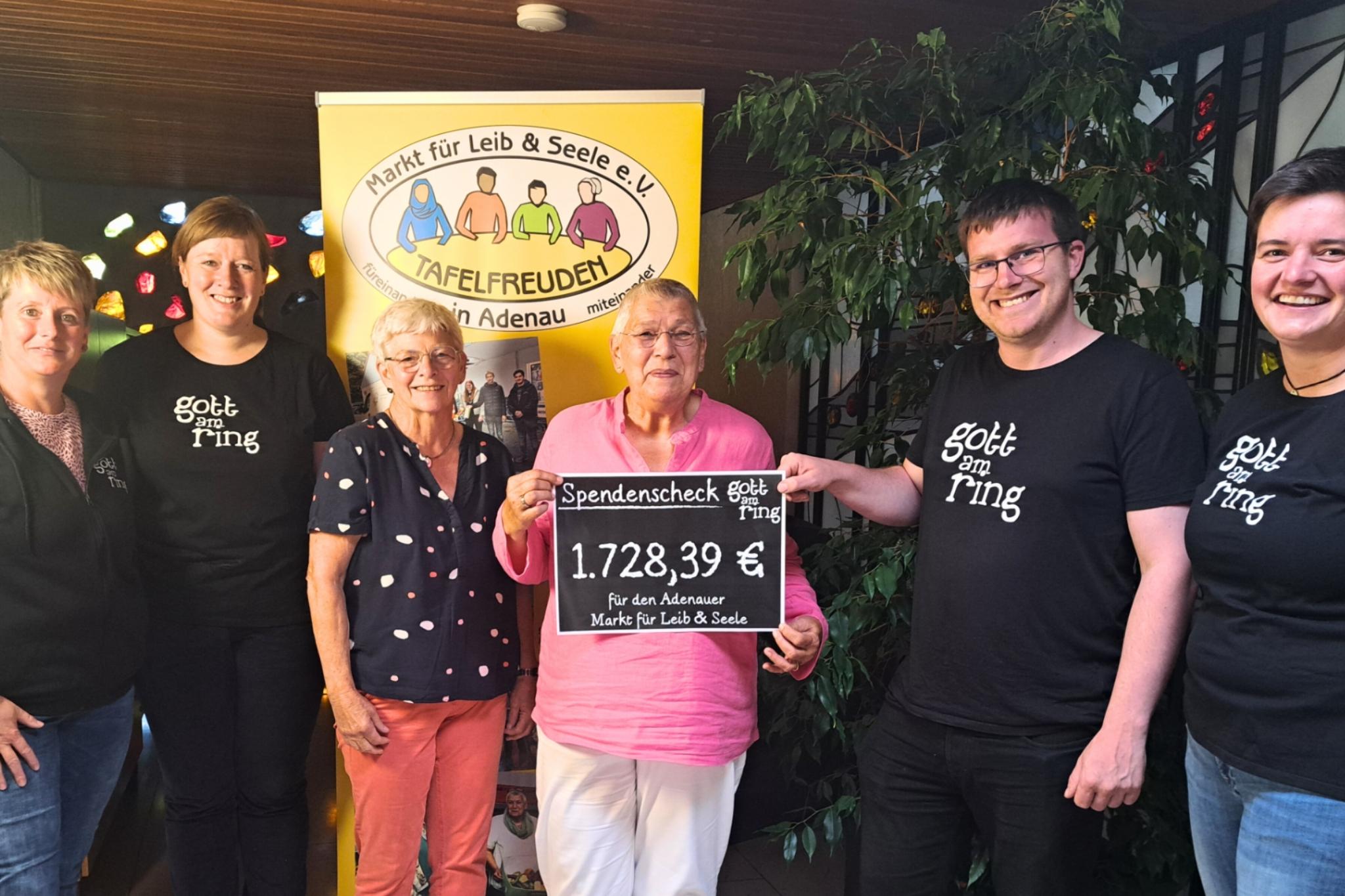 Spendenübergabe beim Markt für Leib und Seele Adenau