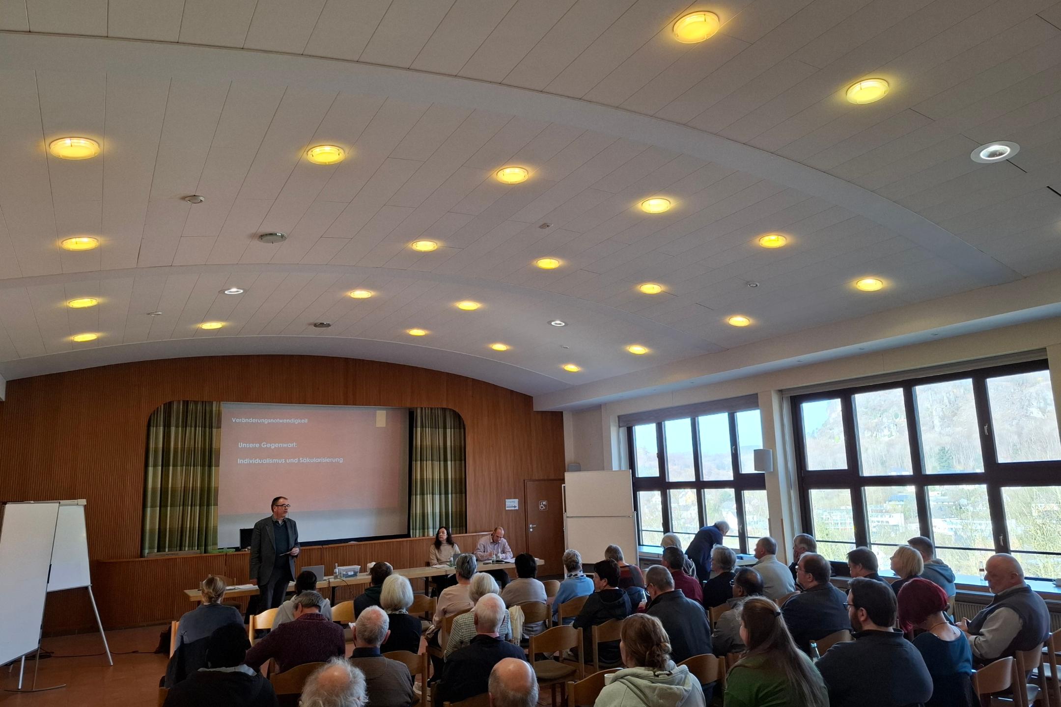 Auftaktveranstaltung im Pfarrheim Gerolstein: Dekan Rainer Justen stieg mit der Vorstellung allgemeiner Entwicklungen in der Gesellschaft ein.