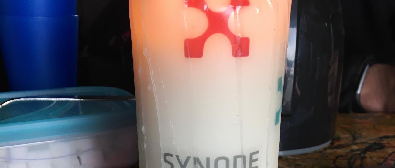 Die Synodenkerze und die Idee der Synode brennt an unterschiedlichen Orten. (c) Julia Fröder Eine brennende Kerze mit der Aufschrift 'Synode'.