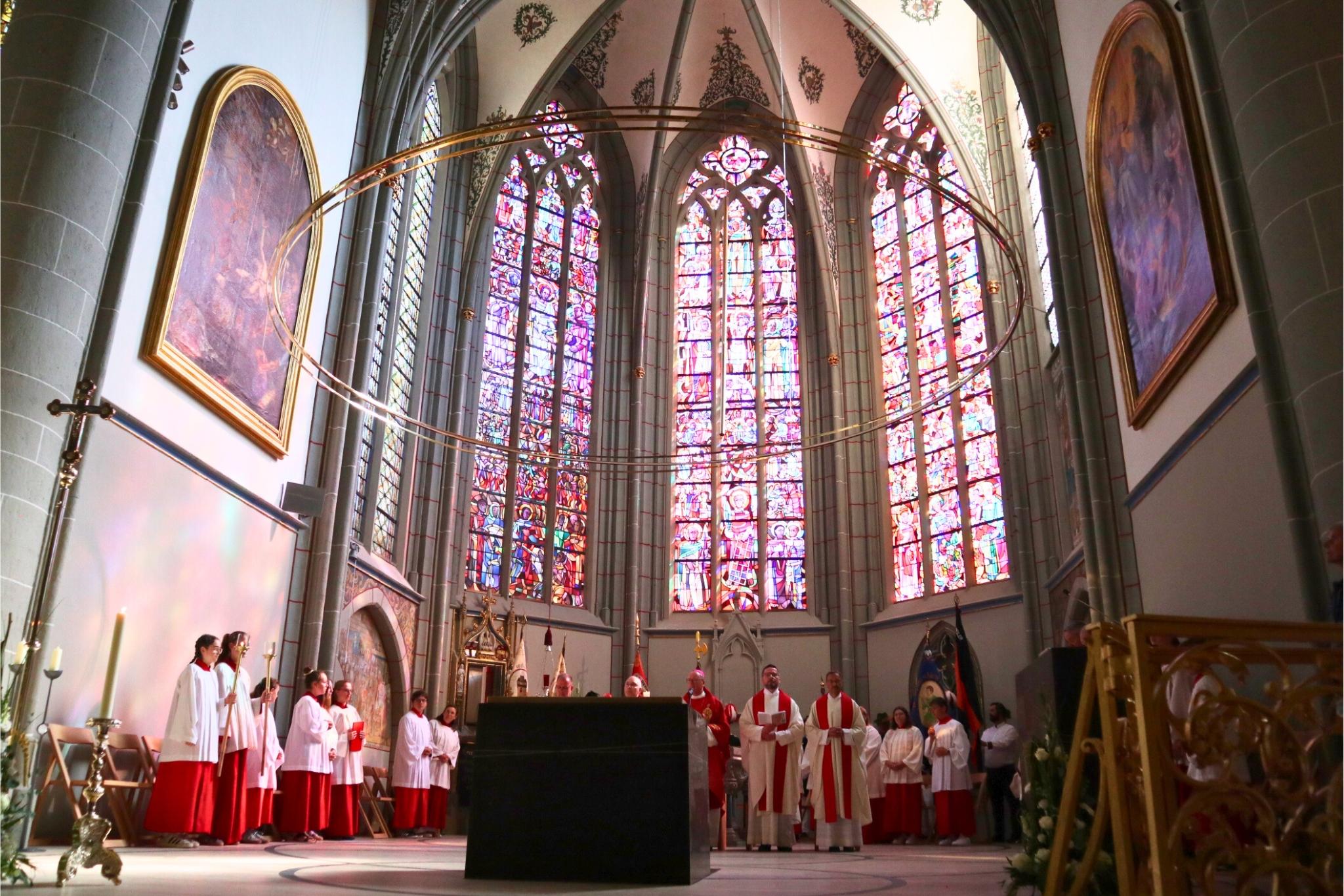 Die Altarinsel von St. Laurentius nach der Renovierung