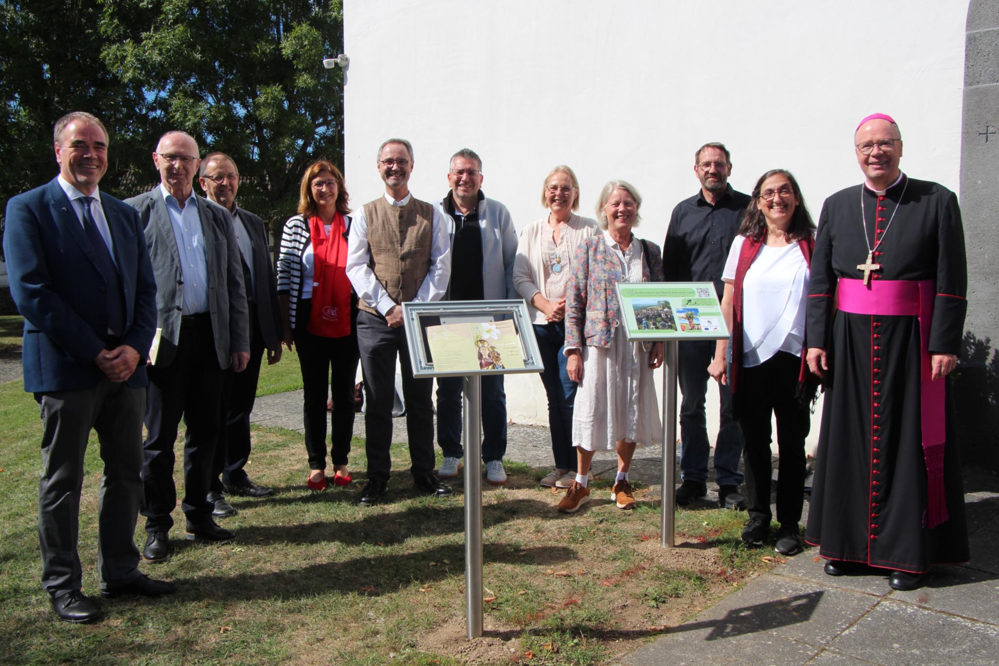 Ackermann segnete auch die neuen Informations-Stelen vor der Kirche