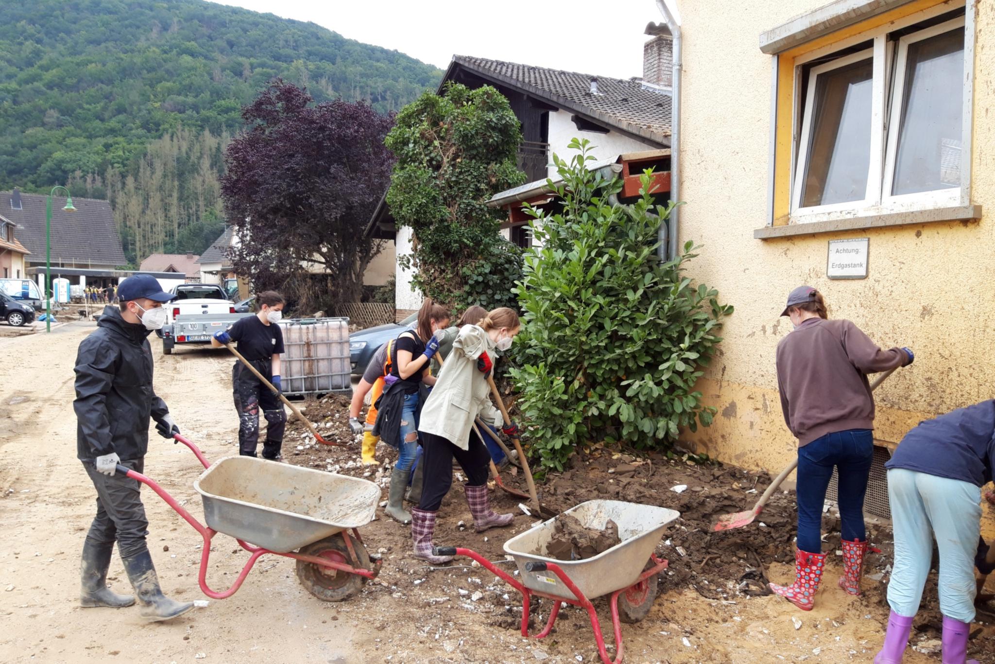 Die Jugendlichen helfen beim Aufräumen nach dem Hochwasser. Fotos: privat