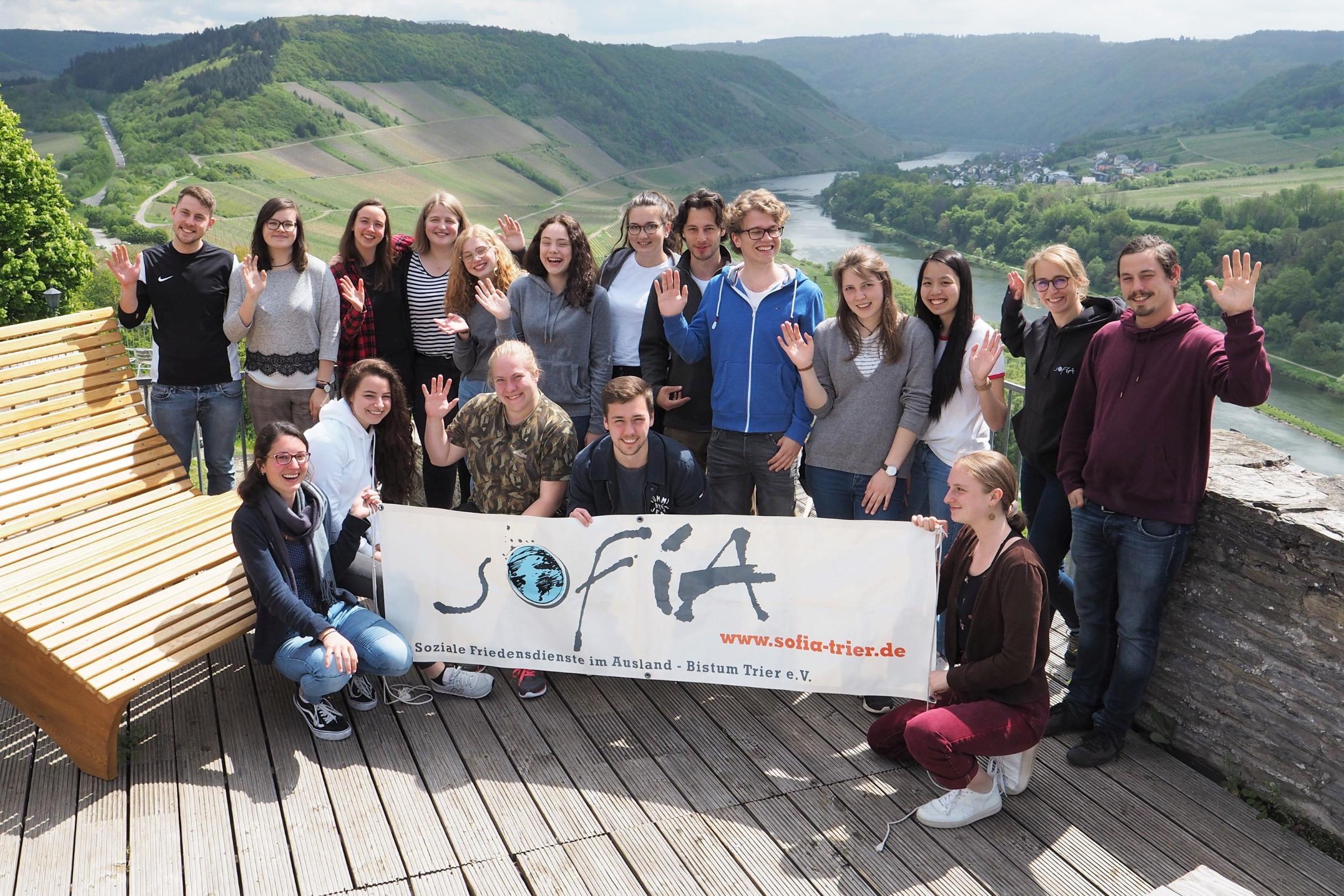 Vor ihrem Start in das Auslandsjahr kommen die Freiwilligen mehrfach zu Vorbereitungstreffen zusammen – wie hier auf der Marienburg hoch über der Mosel. Wegen zeitgleich stattfindender Abiturprüfungen fehlen auf diesem Foto die Freiwilligen aus dem Saarland. Die Referenten Stephan Mertes und Judith Weyand (von rechts) begleiten die Gruppe.